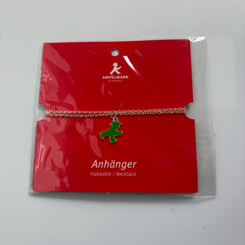 NWT Berlin Germany Anhänger Souvenir Little Green Man Crossing Sign Necklace